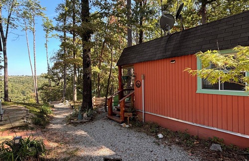 Eureka Springs Cabin | Scenic Mountain view cabin,Kayaks,public Lake Access in Eureka Springs