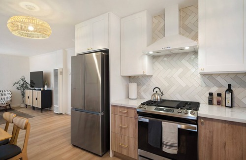 Mission Valley West House | Scenic Oasis: King Bed Suite & Panoramic Views & Ultra Fast Fiber WiFi