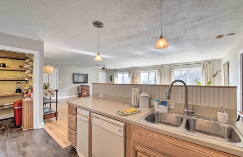 Waynesville House | Scenic Pet-Friendly House w/Private Hot Tub!