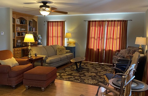 Butler House | Scenic Ridge Guest House a Farmhouse in the Mohican Valley
