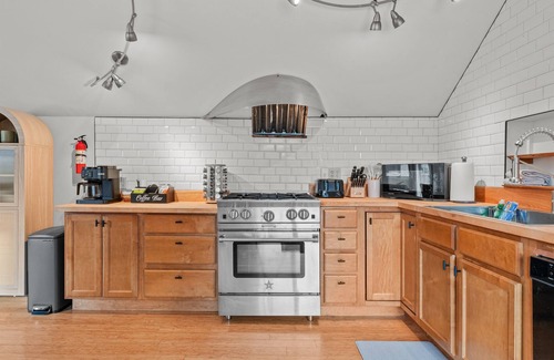 Bridgewater Corners House | Scenic Rt 4: Hot tub, minutes to everything!