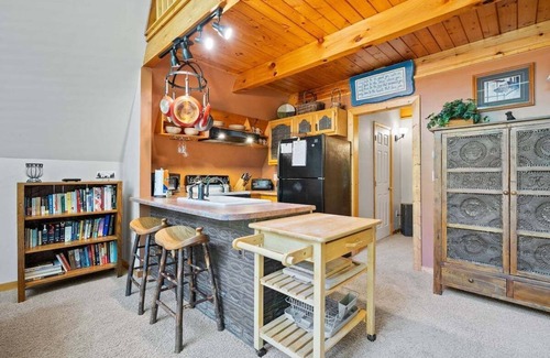 Pisgah Forest House | Scenic Site A-Frame Mountain Views near Brevard, Fire pit, Pets OK, free Biltmore Pass