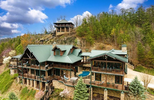 Gatlinburg - Pigeon Forge Cabin | Scenic Views Estate:2025 Specials!
