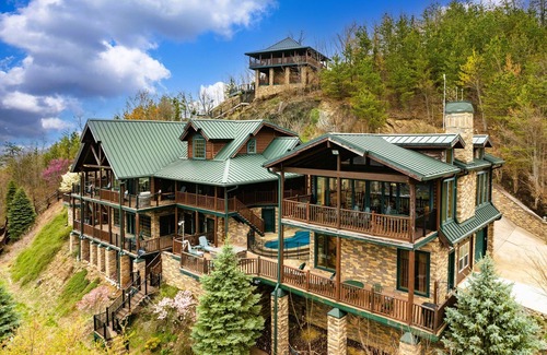 Gatlinburg - Pigeon Forge Cabin | Scenic Views Estate:2025 Specials!