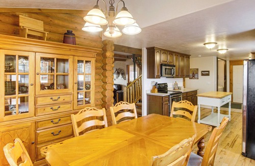 Sweetwater Cabin | Scenic Views & Game Room: Garden City Retreat!