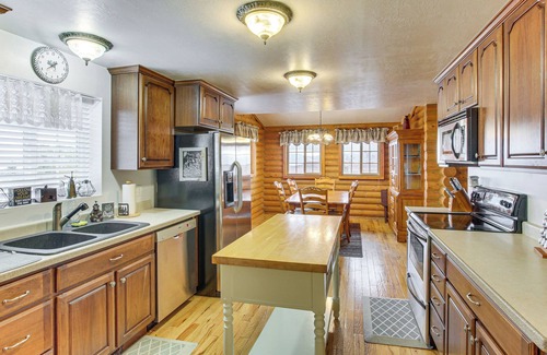 Sweetwater Cabin | Scenic Views & Game Room: Garden City Retreat!
