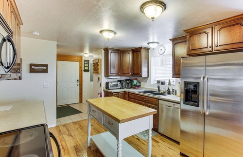Sweetwater Cabin | Scenic Views & Game Room: Garden City Retreat!