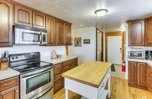 Sweetwater Cabin | Scenic Views & Game Room: Garden City Retreat!