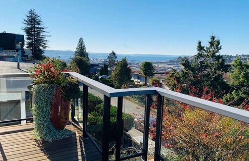 North Queen Anne House | Scenic Water-View Queen Anne Home, 2Mi to Downtown
