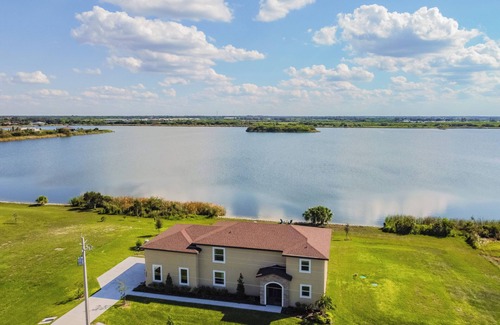 Southside Rural Community House | Scenic Waterfront Views, Family Pool Retreat, Games !3min Tampa Bay Boat Launch!