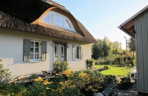Born auf dem Darss House | Schilfhaus-Darss, vacation home under thatch in a dream location by the water, sauna, fireplace