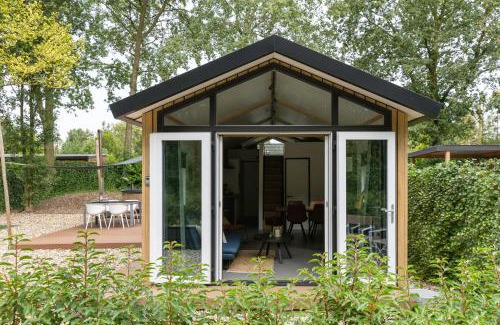 Krachtighuizen Ski Chalet | Schitterend 4 persoons Tinyhouse met HOTTUB aan de bossen in Putten 4-16