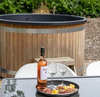 Krachtighuizen Ski Chalet | Schitterend 4 persoons Tinyhouse met HOTTUB aan de bossen in Putten 4-16