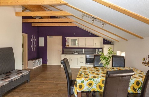 Burg Apartment | Schlafen im Weinfass 2, 2 Schlafr., Wohnr./küchenz., Du/wc - Obstträume Schlafen im Weinfass