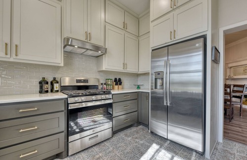 New Braunfels House | Schlitterbahn Retreat | 7 Bed, 6.5 Bath with Games Pavilion