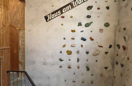 Bad Arolsen Apartment | Schnuckelige Gruppenunterkunft am Schwimmbad in Landau mit Sauna und Kletterwand
