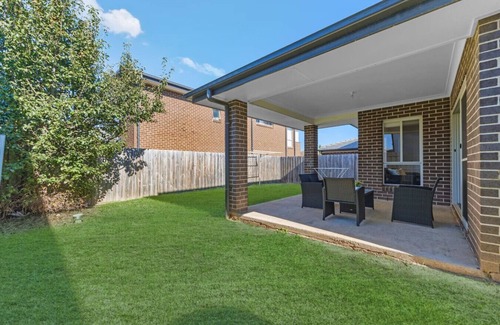 Schofields House | Schofields 4Bedroom House -Parking & Cooking