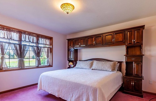 Montague House | Scholl Farm Cottage - Unique FARM STAY close to Lake Michigan