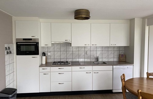 Breskens House | Schoneveld 183 of type Duinroos located at the Schoneveld holiday park is built as a 4 under a roof House and is very practical and cosy. The House is particularly suitable for 1 to 4 people.