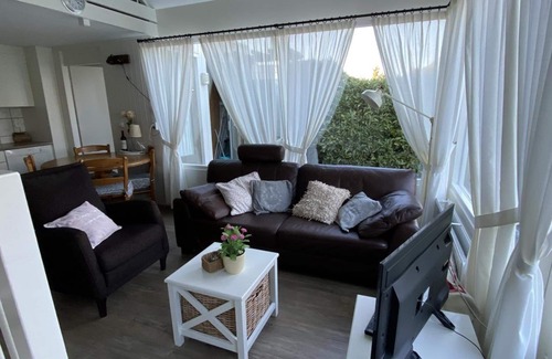 Breskens House | Schoneveld 183 of type Duinroos located at the Schoneveld holiday park is built as a 4 under a roof House and is very practical and cosy. The House is particularly suitable for 1 to 4 people.