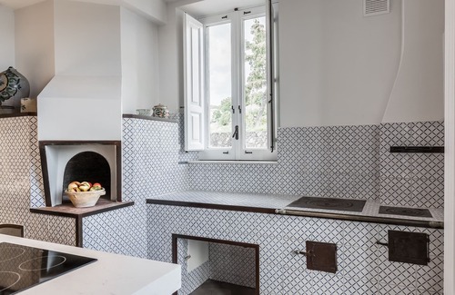 Ragalna House | Sciaraviva, characteristic Sicilian house surrounded by an organic vineyard.