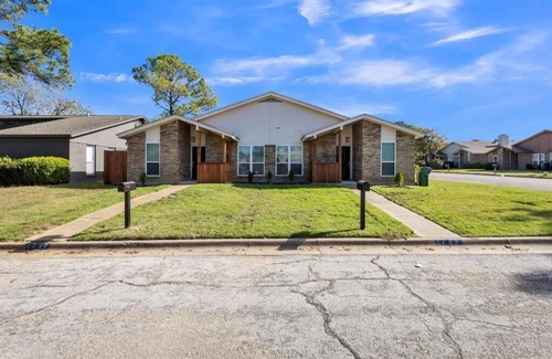 West Arlington House | Score Big at FIFA 2026: Full House Stylish Arlington Stay Near the Action!