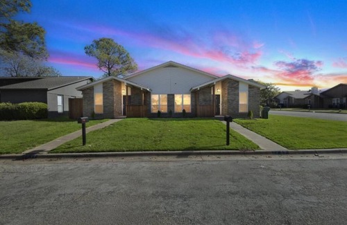 West Arlington House | Score Big at FIFA 2026: Full House Stylish Arlington Stay Near the Action!