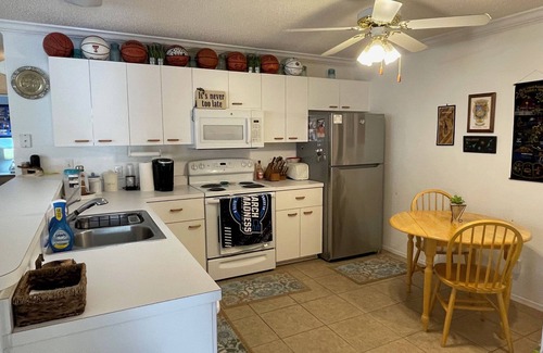 Lady Lake Villa | Score big in this hoops-themed retreat packed with college basketball pride!