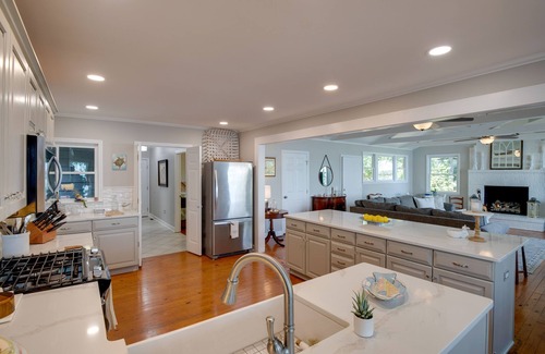 Groveoak Cottage | Scottsboro Vacation Rental on Guntersville Lake!