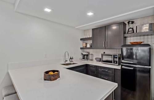South Scottsdale Condo | Scottsdale LUX Studio: Old Town Views & Gym Access