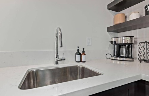 South Scottsdale Condo | Scottsdale LUX Studio: Old Town Views & Gym Access