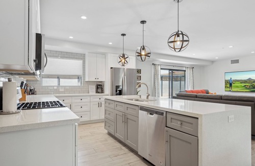 South Scottsdale House | Scottsdale Sunstone Villa, Modern 6BR w/Private Pool & Spa, Walk to Old Town