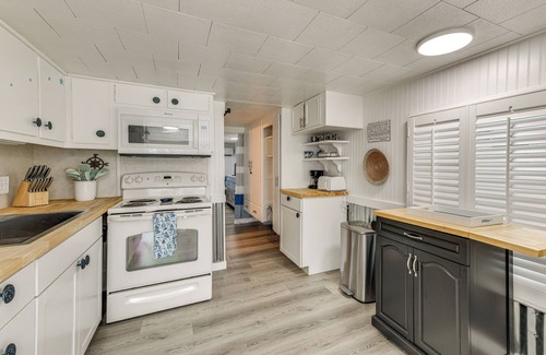 Sunny Shores House | Screened-In Patio: Home 2 Mi to Cortez Beach!