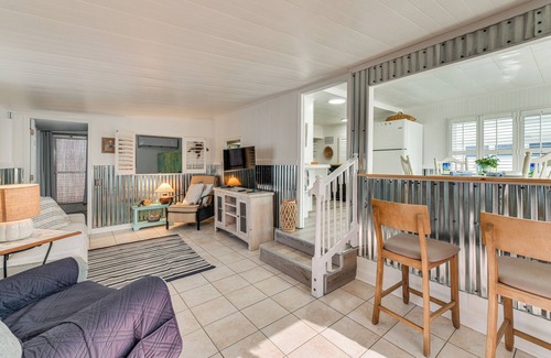 Sunny Shores House | Screened-In Patio: Home 2 Mi to Cortez Beach!