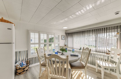 Sunny Shores House | Screened-In Patio: Home 2 Mi to Cortez Beach!