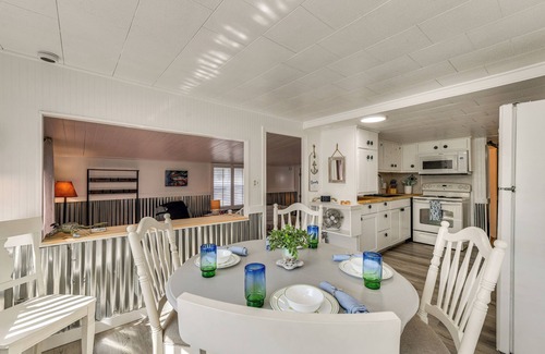 Sunny Shores House | Screened-In Patio: Home 2 Mi to Cortez Beach!
