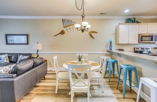Central Myrtle Beach Condo | Screened-In Patio: Myrtle Beach Golf Condo
