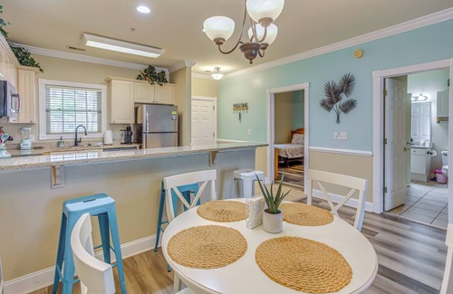Central Myrtle Beach Condo | Screened-In Patio: Myrtle Beach Golf Condo