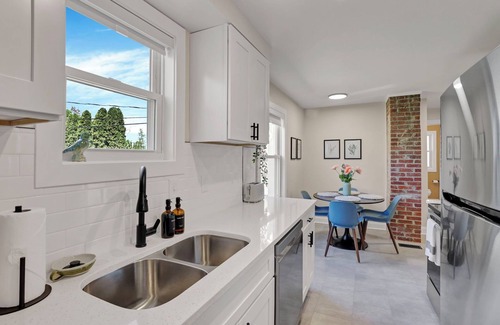 Columbus House | Screened Porch & Easy Parking - 8 mins to CMH