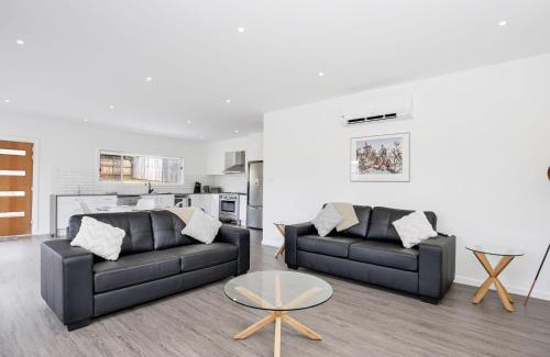 Basin View House | Scribbly Gum I Pet Friendly I 15 Mins Drive to Hyams Beach