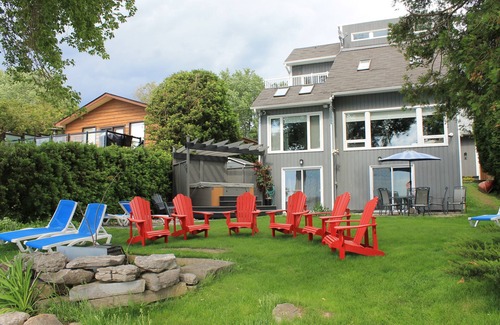 Valentia Cottage | Scugog Lake House with hot tub and Sauna
