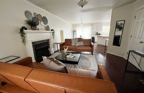 Milwaukie House | SE Park Ave 4B Retreat, Walk to MAX Station