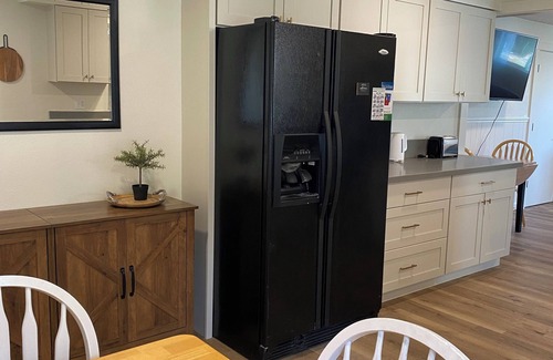 Morningside House | SE Salem Oregon, Summer St Home 9 miles from downtown Salem 2 bedroom 2 bathroom
