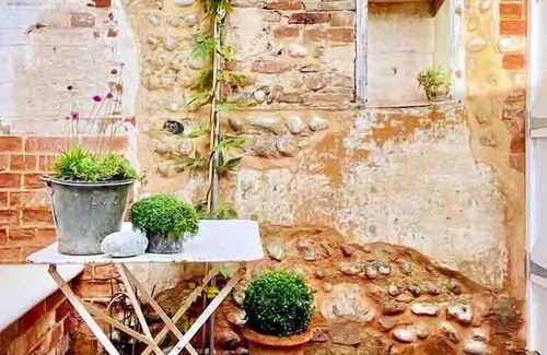 Cromer Cottage | Sea air and starry nights - there's space for two and your four legged friend.