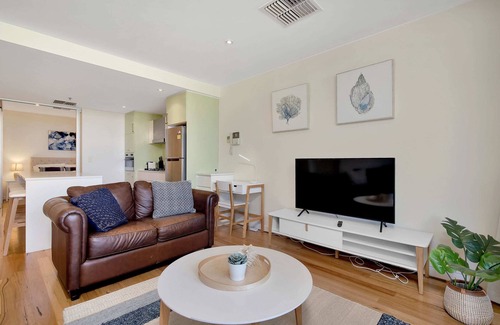 Glenelg Apartment | Sea and Park Deluxe Glenelg