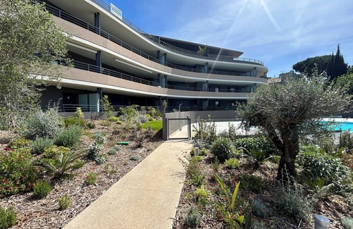 Saint Antoine Apartment | Sea breeze: a 3 bedroom 2 bathroom apartment with a shared pool in Nice