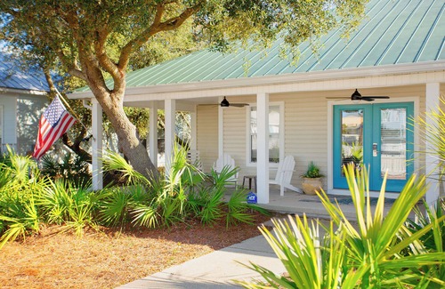 Clipper Cove House | Sea Breeze Cottage - Crystal Beach Cottages, Destin, Community Pool, Near Beach!