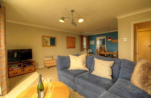 South Hayling Apartment | Sea Breeze Haven - 4 Bed Home with Stunning Views