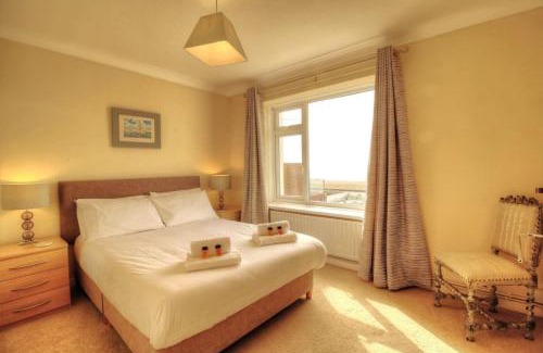 South Hayling Apartment | Sea Breeze Haven - 4 Bed Home with Stunning Views