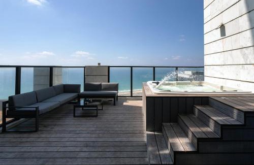 Bat Yam Apartment | Sea-Breeze Penthouse with Jacuzzi
